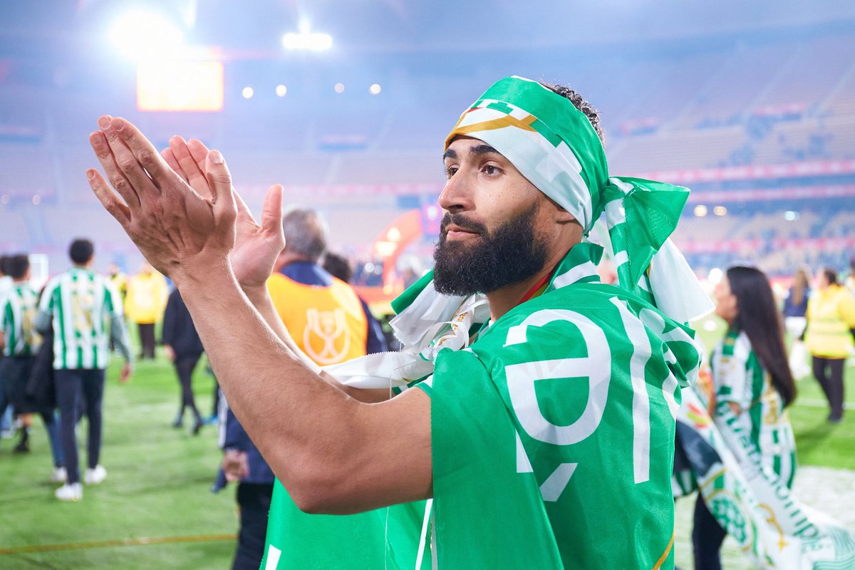 RealBetis's tweet photo. 🧞‍♂️✨😁

Me declaro Fekirsexual.

#BetisAlé https://t.co/KjtRSbD0M4