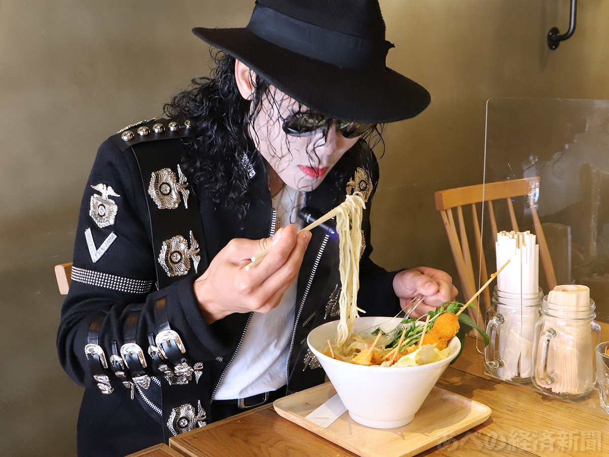 abenokeizai's tweet photo. 新世界に「串カツラーメン」誕生　マイケル・ジャクトンさん考案 https://t.co/zEYYwAoFwY 
#串カツラーメン #マイケル・ジャクトン #新世界 #通天閣 #クリームキッチン https://t.co/iO38i3XZhb