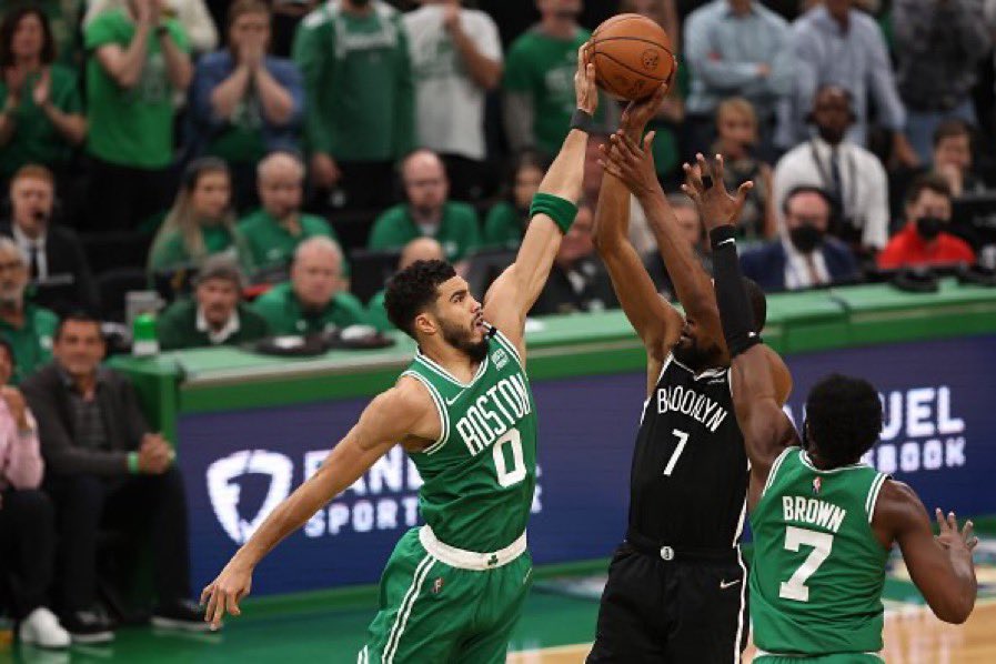 Hace ocho años, Jayson Tatum iba al Skill Academy de KD y se sacaba una foto con él.

Hoy lo domina en la serie de primera ronda. 🙌🏀

Hoy fueron 39 puntos, seis asistencias, seis robos y cinco rebotes. Promedia 33 puntos, 8 asistencias y 5 recobres. Contra 22, 5.3 y 5.3 de KD.