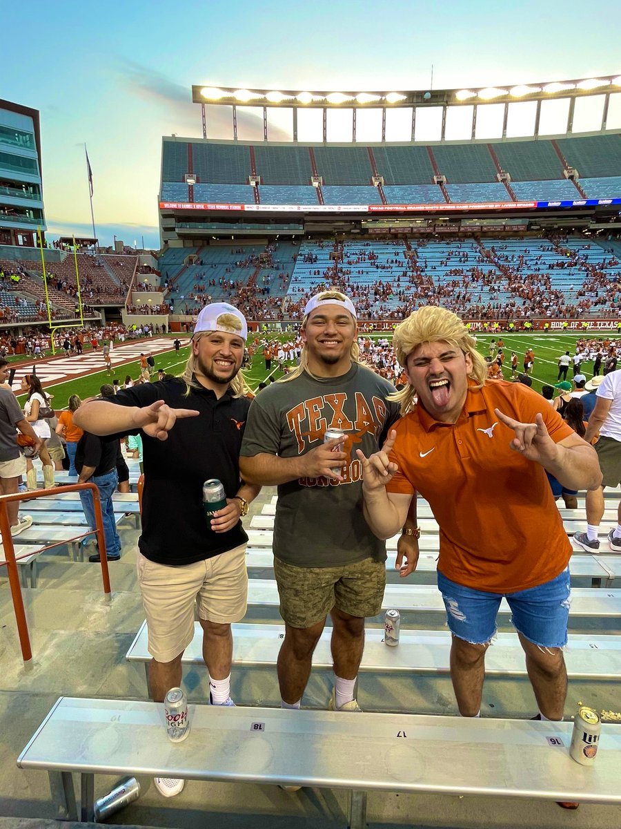 RoboRob0108's tweet photo. Texas Forever 🤘🏽🇨🇱 #MulletSZN #QuinnTrain #Texas @TexasFootball https://t.co/hOMKL4W0Ew