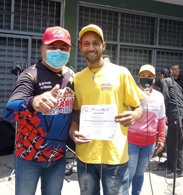 BarrioDtto's tweet photo. Este #SábadoTricolor #44 en El Observatorio, pquia 23 de Enero @Barrio_Tricolor visibilizó los trabajos de rehabilitación de viviendas, Centro Médico Popular, Atención de Casos Sociales, Certificación de Saberes y presentación de la Cartografía Social 

#VenezuelaTerritorioDePaz https://t.co/ZYFjbQ02wI