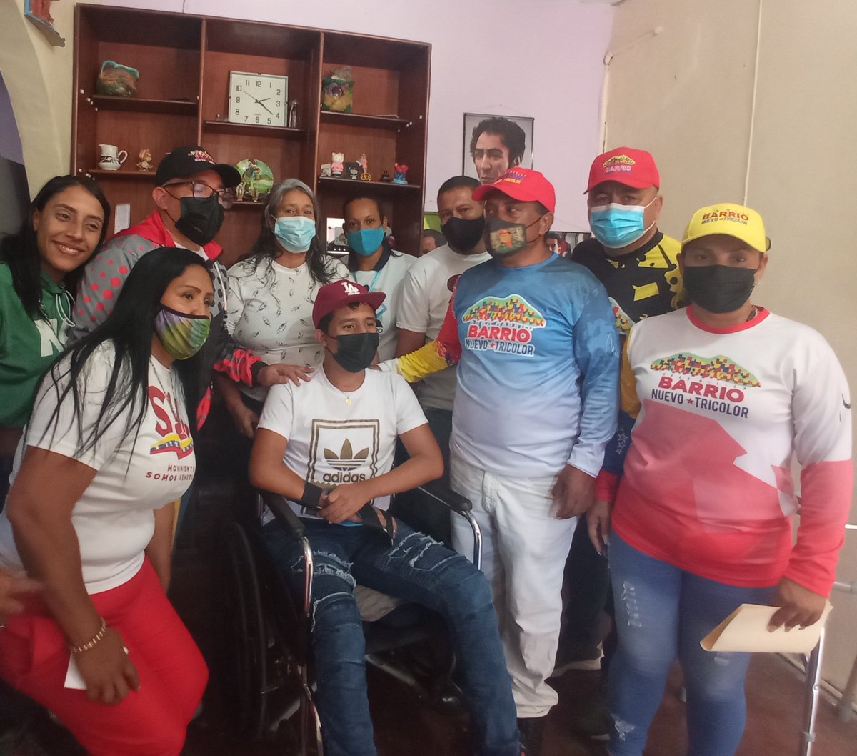 BarrioDtto's tweet photo. Este #SábadoTricolor #44 en El Observatorio, pquia 23 de Enero @Barrio_Tricolor visibilizó los trabajos de rehabilitación de viviendas, Centro Médico Popular, Atención de Casos Sociales, Certificación de Saberes y presentación de la Cartografía Social 

#VenezuelaTerritorioDePaz https://t.co/ZYFjbQ02wI