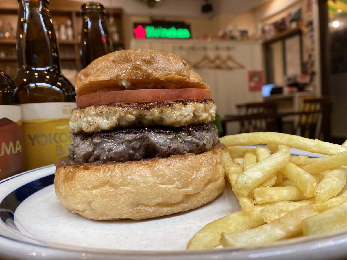 burgerbrothersz's tweet photo. おはようございます☁
4/24 Sun.11:00 OPEN
本日もベイサイドベースは通常通りの営業です。
今月のマンスリーバーガー『サルシッチャバーガー』
大好評販売中です。本日は午後から天気が崩れるらしいのでテイクアウトなども是非是非ご利用ください。
#baysidebase #ベイサイドベース #ハンバーガー https://t.co/3XNl0KWx4x