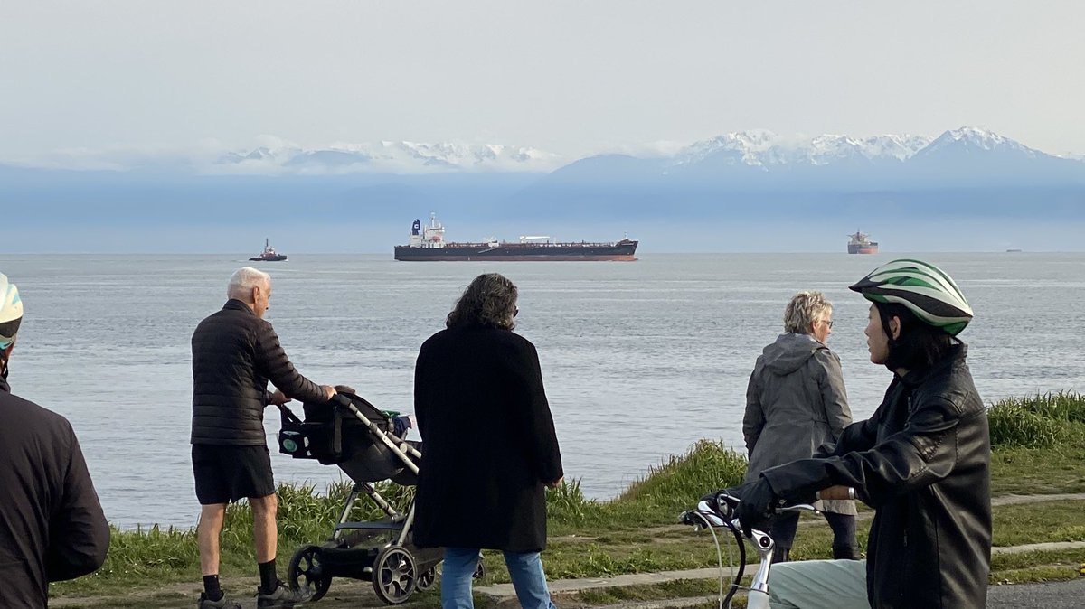 sjmuir's tweet photo. A double hulled, brand new oil tanker passed Victoria tonight bound for California. Note pilot boat + tethered tug for safety. On board: 🇨🇦 oil - one of the highest ESG rated in the world. Not everyone loves these facts, but there’s no place on earth where it’s done better. https://t.co/rCzr45GaEx