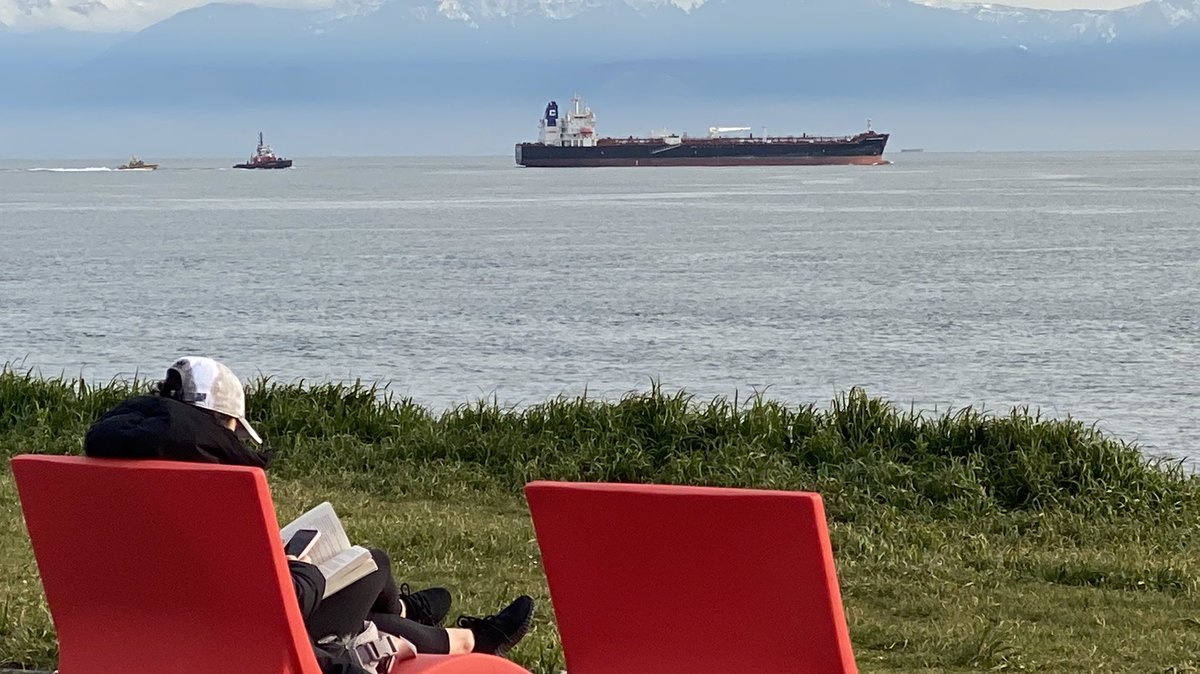 sjmuir's tweet photo. A double hulled, brand new oil tanker passed Victoria tonight bound for California. Note pilot boat + tethered tug for safety. On board: 🇨🇦 oil - one of the highest ESG rated in the world. Not everyone loves these facts, but there’s no place on earth where it’s done better. https://t.co/rCzr45GaEx