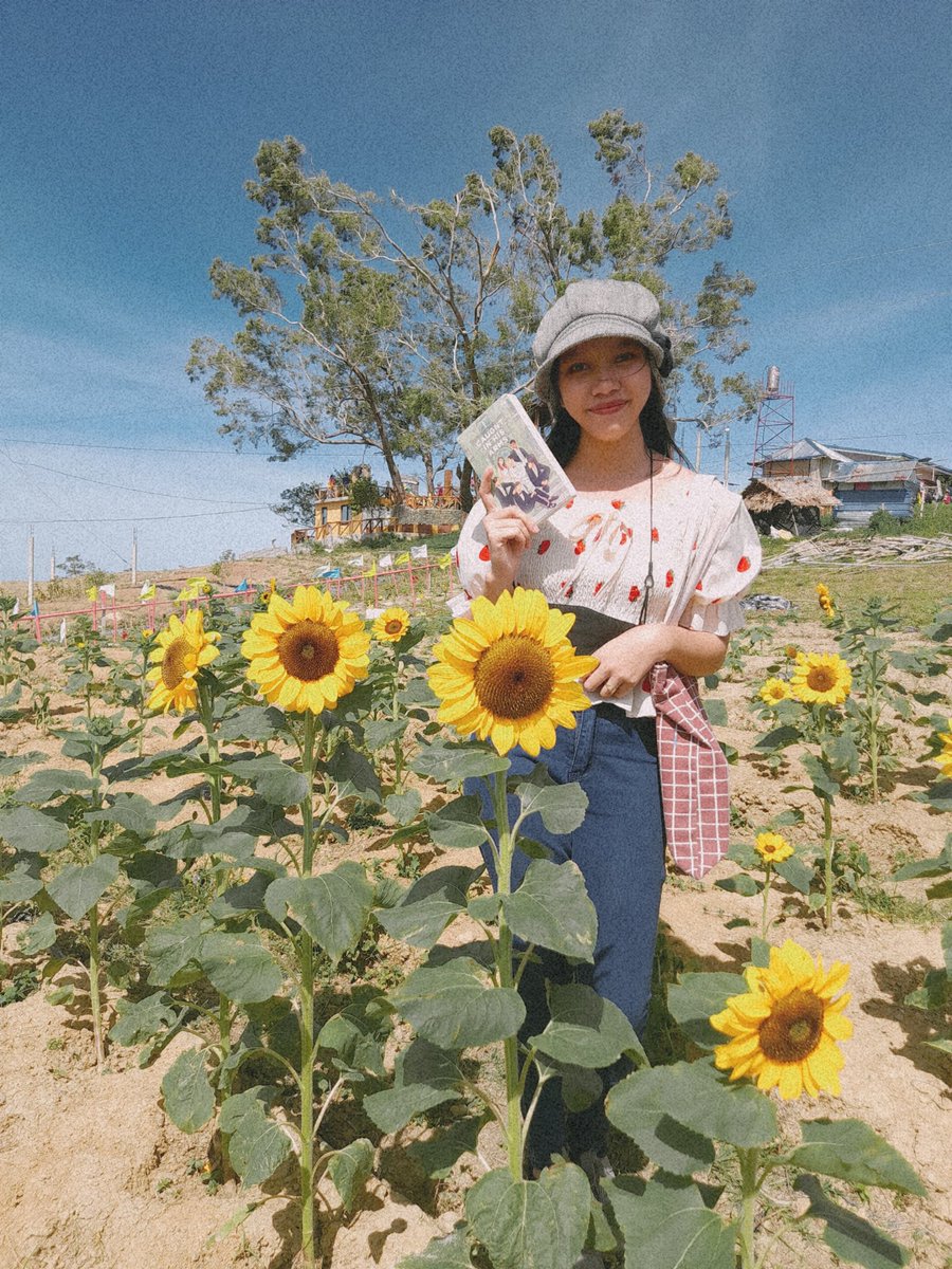 AmeizJ's tweet photo. "Let me write your dreams in yellow ink"

Happy 8th Anniversary on Wattpad, Kap @VentreCanard_Wp  💛

#VCAFieDay
#BlꝏmingYearsWithVentre
#FliEGHTingYearsWithVentre https://t.co/JyRDFuAoZg