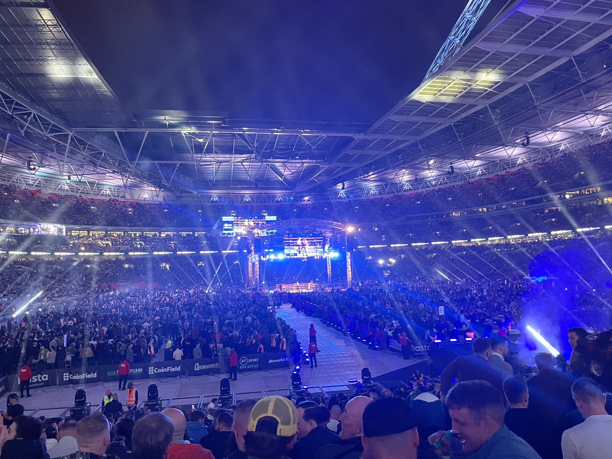 BurnzeyOfCourse's tweet photo. One of the best nights, ever.

Was just an amazing experience to have been there 👍🏻

#FuryWhyte https://t.co/P7a3qcxGNK