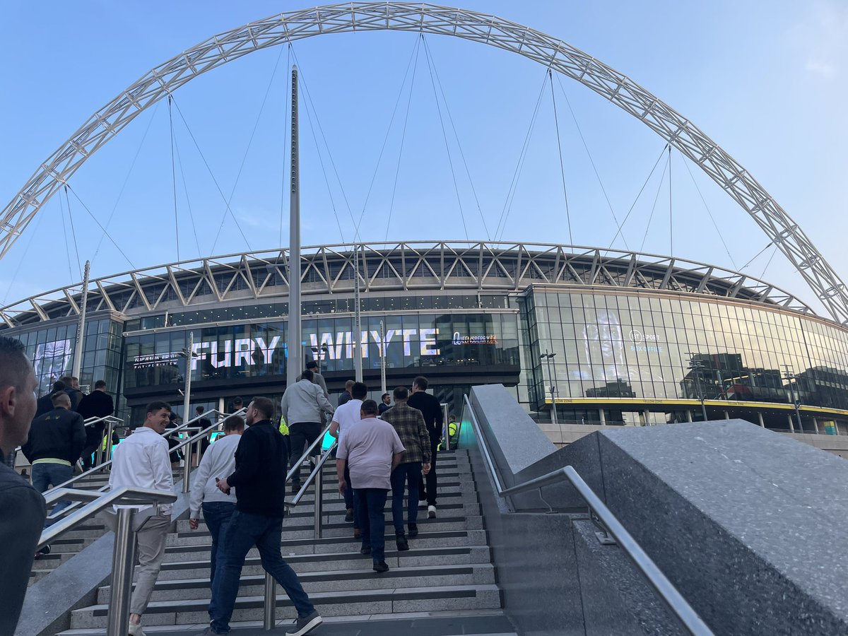 BurnzeyOfCourse's tweet photo. One of the best nights, ever.

Was just an amazing experience to have been there 👍🏻

#FuryWhyte https://t.co/P7a3qcxGNK