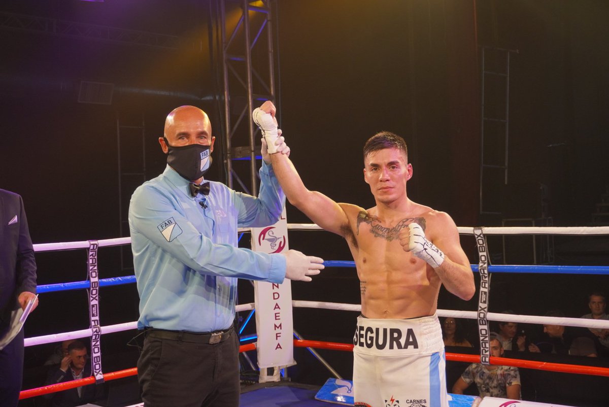 aranoboxok's tweet photo. Maximiliano SEGURA GKO4 a Daniel “el Aventurero” NIZ
#Boxeo #Boxing #MonacoHotel #CarlosPaz #AranoBox #FeCorBox #FAB #DSportsFight #DirecTVSports https://t.co/ORDh7XunTw