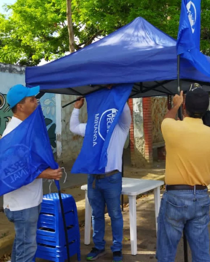 felixalayon's tweet photo. Durante la mañana de este sábado #23Abril estuvimos en la Urbanización La Estrella, #Charallave, con nuestro #SabadoVecinal.
El equipo de Fuerza Vecinal Cristóbal Rojas siempre apoyando a los vecinos del municipio Cristóbal Rojas.
Vivir para servir. https://t.co/WrC4TNvTMY