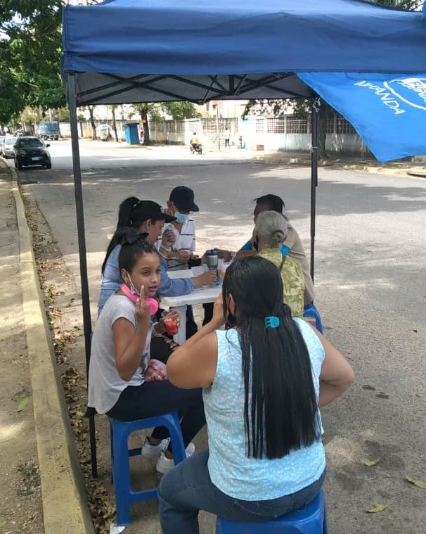 felixalayon's tweet photo. Durante la mañana de este sábado #23Abril estuvimos en la Urbanización La Estrella, #Charallave, con nuestro #SabadoVecinal.
El equipo de Fuerza Vecinal Cristóbal Rojas siempre apoyando a los vecinos del municipio Cristóbal Rojas.
Vivir para servir. https://t.co/WrC4TNvTMY