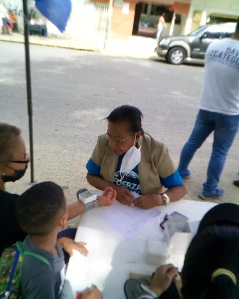 felixalayon's tweet photo. Durante la mañana de este sábado #23Abril estuvimos en la Urbanización La Estrella, #Charallave, con nuestro #SabadoVecinal.
El equipo de Fuerza Vecinal Cristóbal Rojas siempre apoyando a los vecinos del municipio Cristóbal Rojas.
Vivir para servir. https://t.co/WrC4TNvTMY