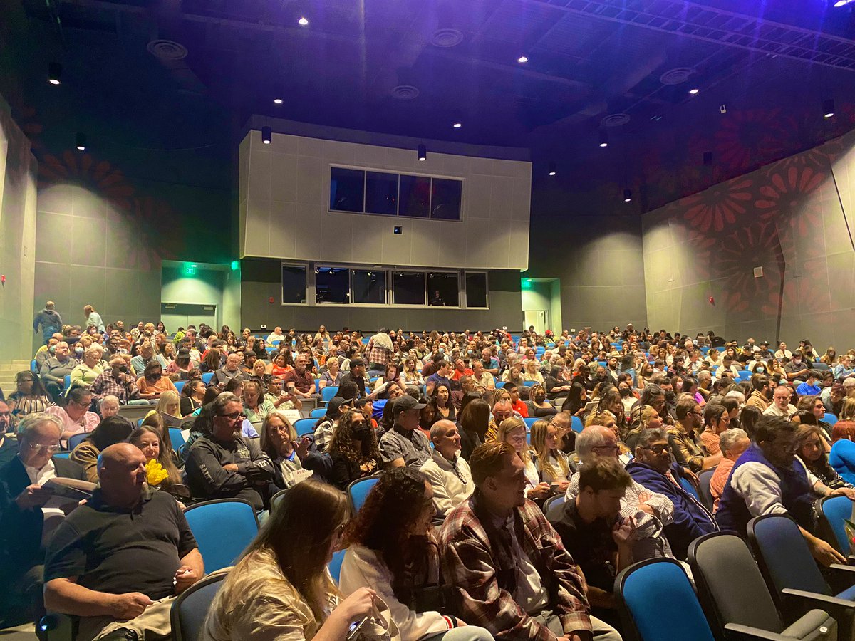 L_GonzalezAP's tweet photo. #SeniorNight and a #fullhouse for tonight’s performance of #Evermore #SpringDanceConcert 2022 #Breakaleg @fullertonhigh @fjuhsd https://t.co/bZe3pJCkFv