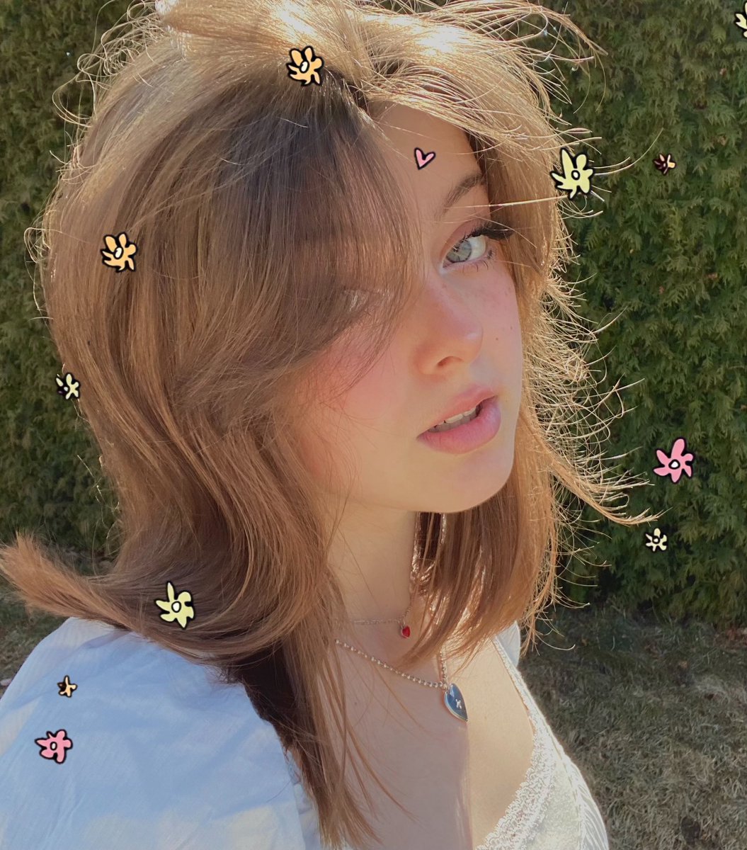 pheebslvr's tweet photo. face reveal with heartstopper flowers 😊😊 https://t.co/7M8I1FlA8X
