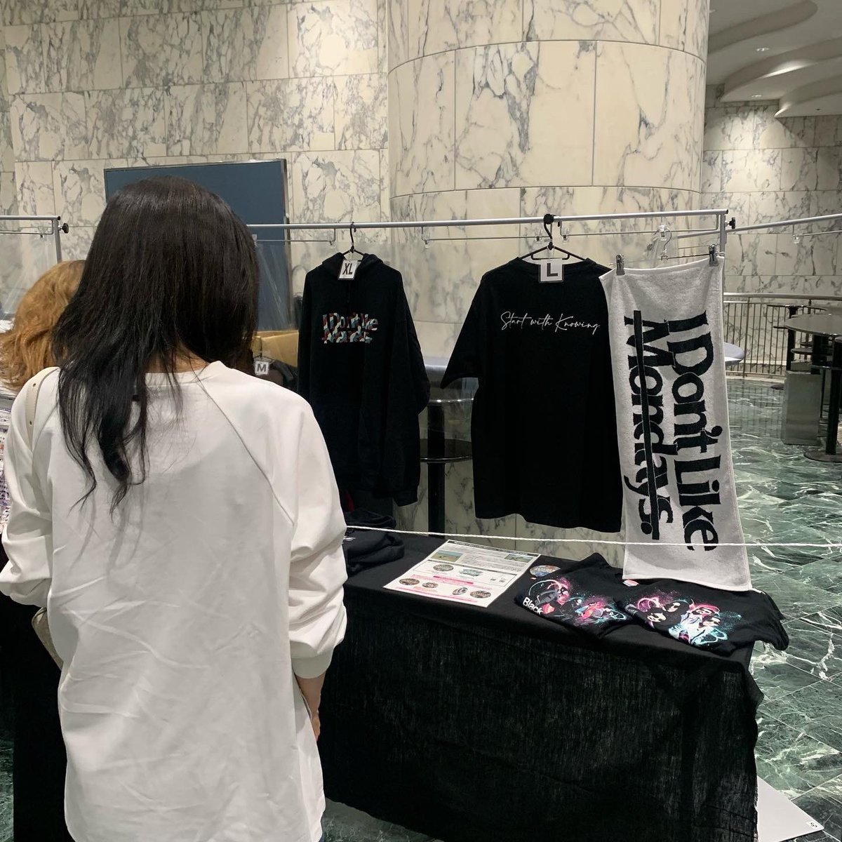 labomatsuki's tweet photo. @IDLMs_OFFICIAL 
ファンクラブツアーお疲れ様でした🙏
ツアーファイナルでの東京公演、会場には年齢関係なく沢山の方々が来てくれて楽しそうに踊ってました。自分らが関わったTシャツもファンの方々に届いていて、リアルで実感出来て嬉しかった🙇🏻
#idlms #アイドラ #BYWEAR #RLABEL #startwithknowing https://t.co/9rzkXYu8eS