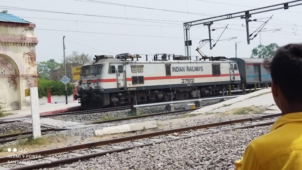 shahalamquresh2's tweet photo. @Deepak_a11 @GM_CRly @GM_NRly @RailwaySeva @AshwiniVaishnaw @nirahua1 @AzmiShabana @RailMinIndia @drmmumbaicr @drmbct @drmbsbner लाकडाऊन समाप्त हो चुका है ���ेकिन अति लोकप्रिय ट्रेन 11053/54 #आज़मगढ़_एलटीटी साप्ताहिक रेलसेवा नहीं चलाई जा रही ? लाखो लोग इस सेवा के चलने की प्रतीक्षा में हैं। इसके चलने तक समर स्पेशल ट्रेन चला दी जाये। जो एलटीटी से छींवकी- वाराणसी-शाहगंज होकर आज़मगढ़ सीधे इलेक्ट्रिक रुट से चले https://t.co/i2HKBZoVjt