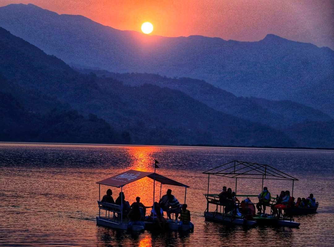 Fastestnewsnepl's tweet photo. अस्ताउँदै गरेको सूर्य

पोखराको फेवाताल छेउबाट शनिबार साँझ देखिएको अस्ताउँदै गरेको सूर्य । तस्बिर : राधिका कँडेल, रासस https://t.co/Rr4XMO76q8