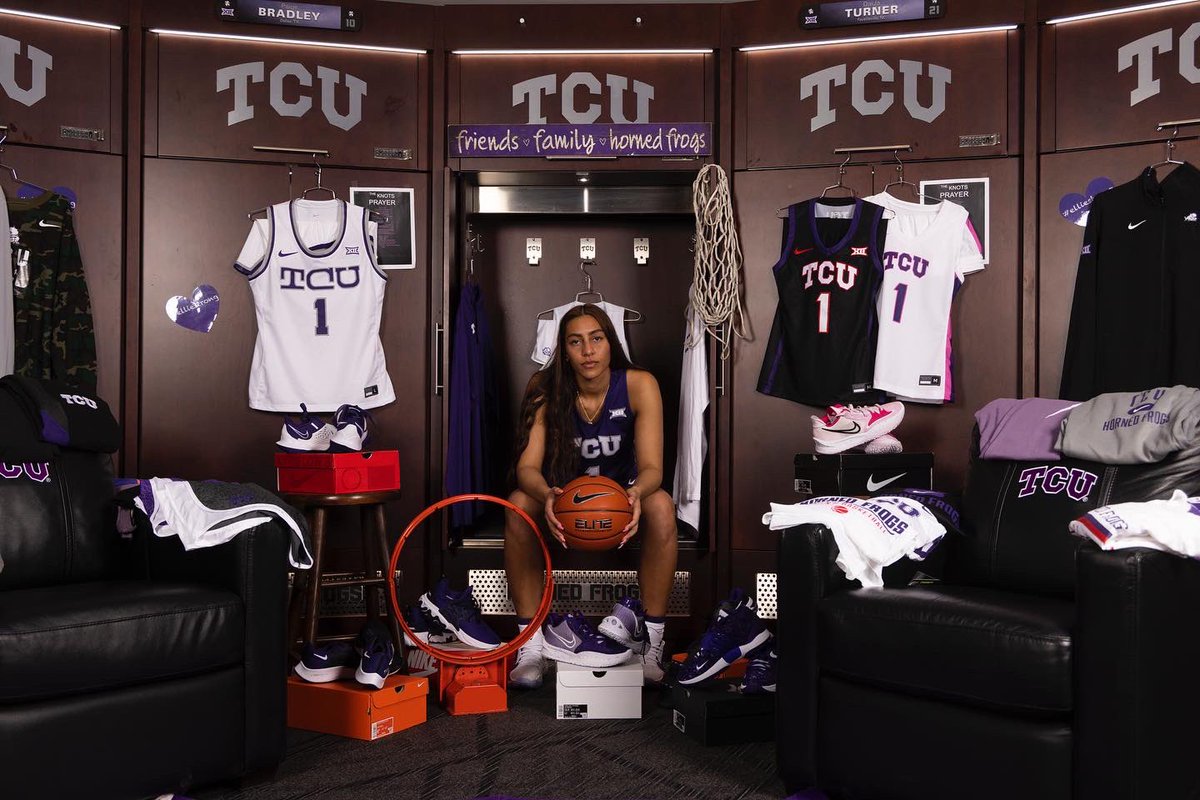 becravens's tweet photo. So excited for this next chapter in my life! Super senior season it is💜🐸 https://t.co/cMQI7cVdTN