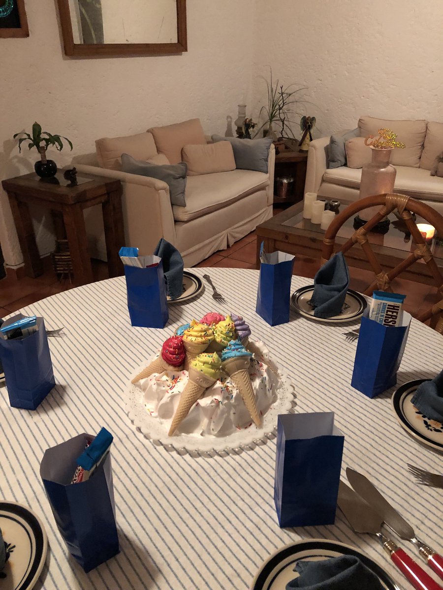 MarcoTolama's tweet photo. Listos para partir el pastel del niño cumpleañero ⁦@Tolamajr⁩ FELICiDADES! https://t.co/J2EOsCDmTX