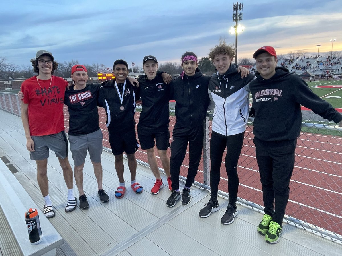 TheBrookXCTF's tweet photo. Most guys we have ever had qualify for @DistNightPal great fun night #DNIP22 topped off with @b_wasick getting 3rd in 1:53.79! @BHSRaiders https://t.co/s0HxQ4MVD4