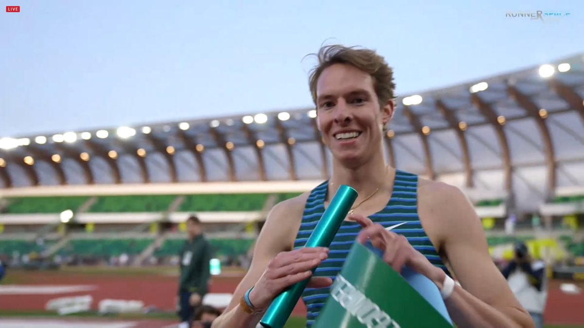 jgault13's tweet photo. The "Duck Track Club" comes up just short in its 4 x mile world best attempt, running 15:52.05 at the Oregon Relays. World best is 15:49.08 by Irish squad from 1985.

Duck TC splits:
Matt Wisner 3:59.69
James West 4:01.81
Cole Hocker 3:57.31
Cooper Teare 3:53.24 https://t.co/WhUXBGaqz3