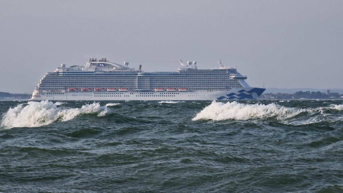 dannywolves88's tweet photo. Cruise ship Saturday @PrincessCruises Sky Princess, @CelebrityUK BEYOND and @pandocruises Ventura in a choppy solent 🛳🌊 https://t.co/v7SxqUGM4h