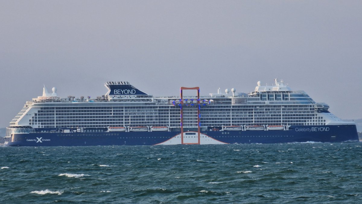 dannywolves88's tweet photo. Cruise ship Saturday @PrincessCruises Sky Princess, @CelebrityUK BEYOND and @pandocruises Ventura in a choppy solent 🛳🌊 https://t.co/v7SxqUGM4h