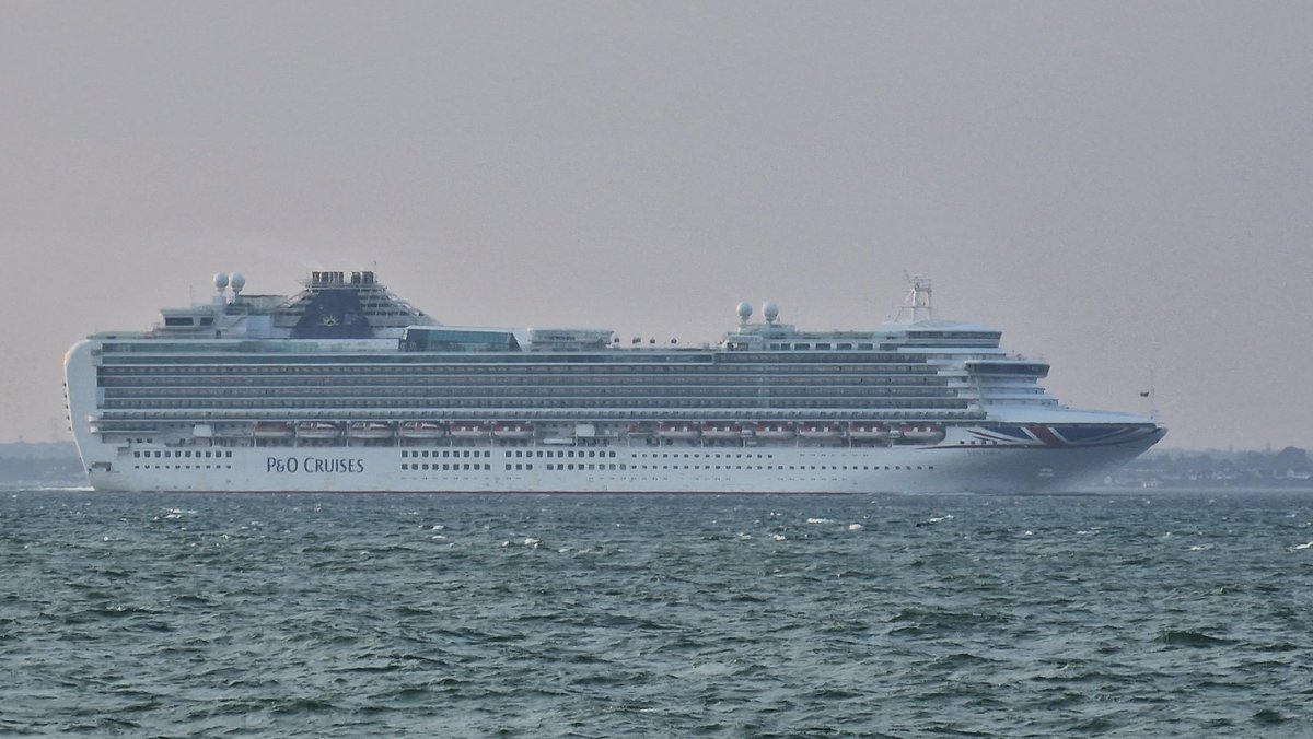 dannywolves88's tweet photo. Cruise ship Saturday @PrincessCruises Sky Princess, @CelebrityUK BEYOND and @pandocruises Ventura in a choppy solent 🛳🌊 https://t.co/v7SxqUGM4h