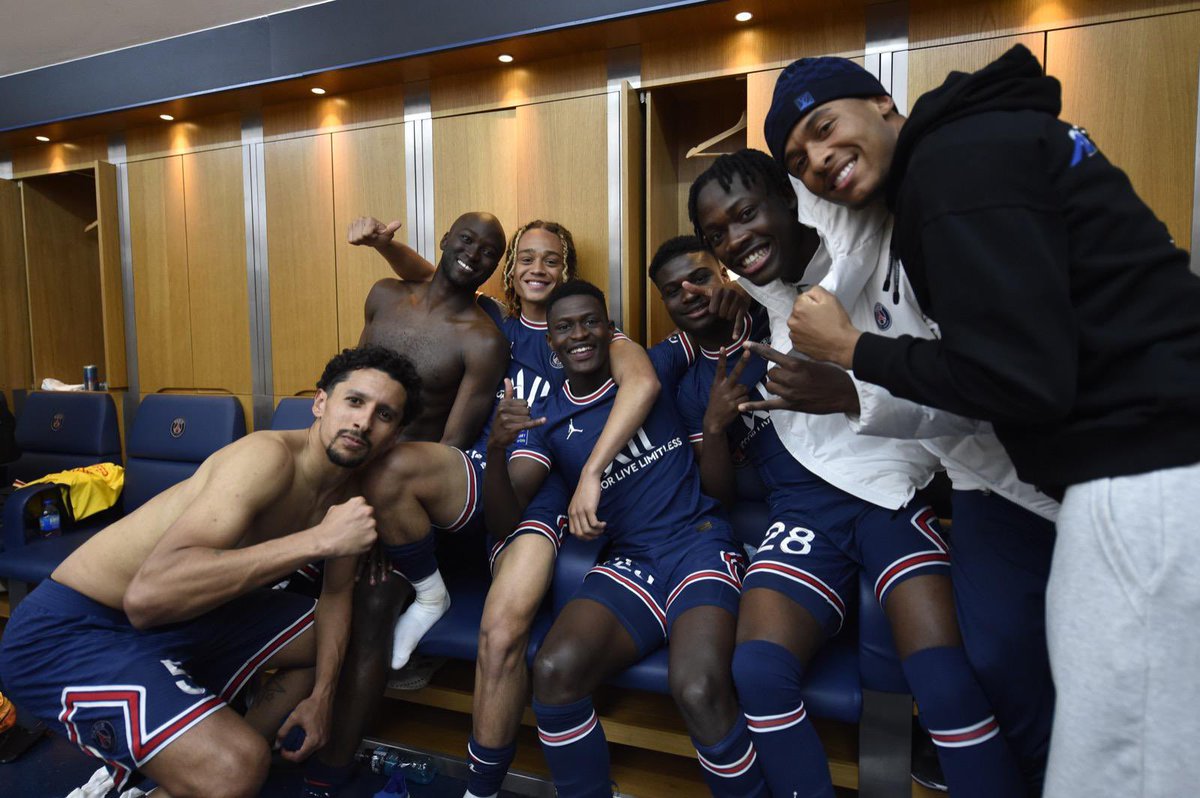 xavisimons's tweet photo. Champions!!! Ligue 1 🏆🦁 https://t.co/VR6ABusoqr