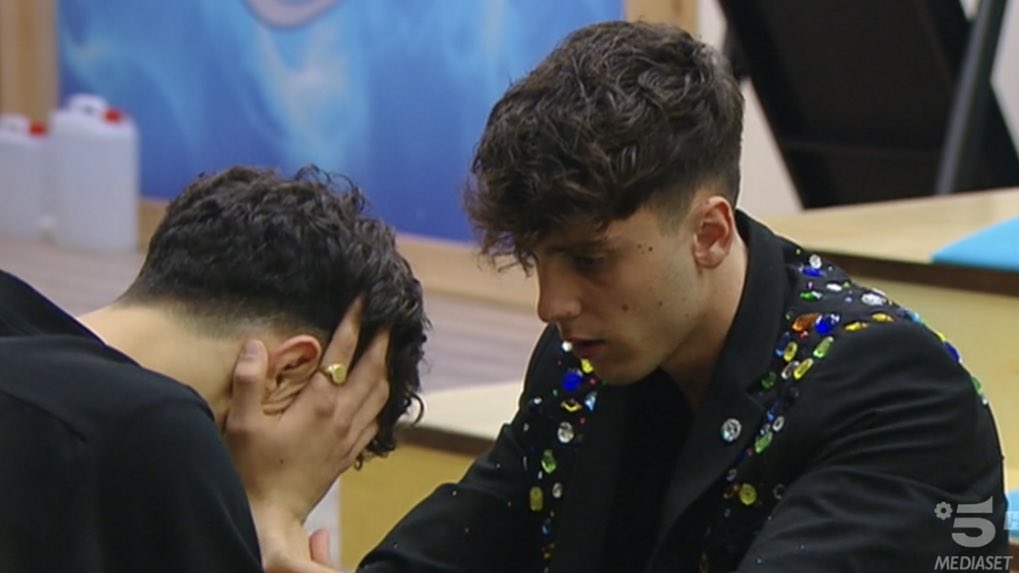 luigisglow's tweet photo. PRIMA CAROLA E ORA LUCA RAGAZZI MA A CHE LIVELLO STA ARRIVANDO QUESTO CIRCO IO NON CI POSSO CREDERE
#amici21 #caroligi #luca https://t.co/c55Osc3XQx