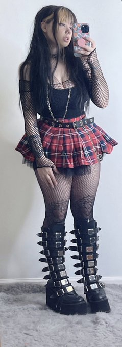 Gonna post more outfit pics here https://t.co/vaUUshhrPw