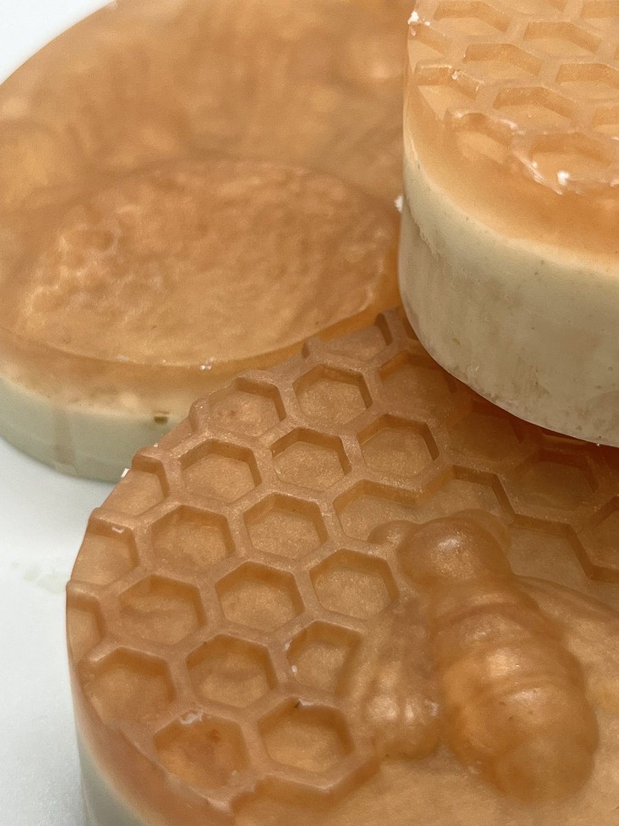 gentlenbare's tweet photo. 🚨 NEW PRODUCT ALERT 🚨
Introducing: Our Vanilla Honey Comb + Oats Body Bar! Look how beautiful 😍 

@gnbselfcare 

https://t.co/e7ImpcZQ65

#BlackOwnedBusiness #soap #handmadesoap #honeysoap #oatmealsoap #art https://t.co/N440XYf4ol