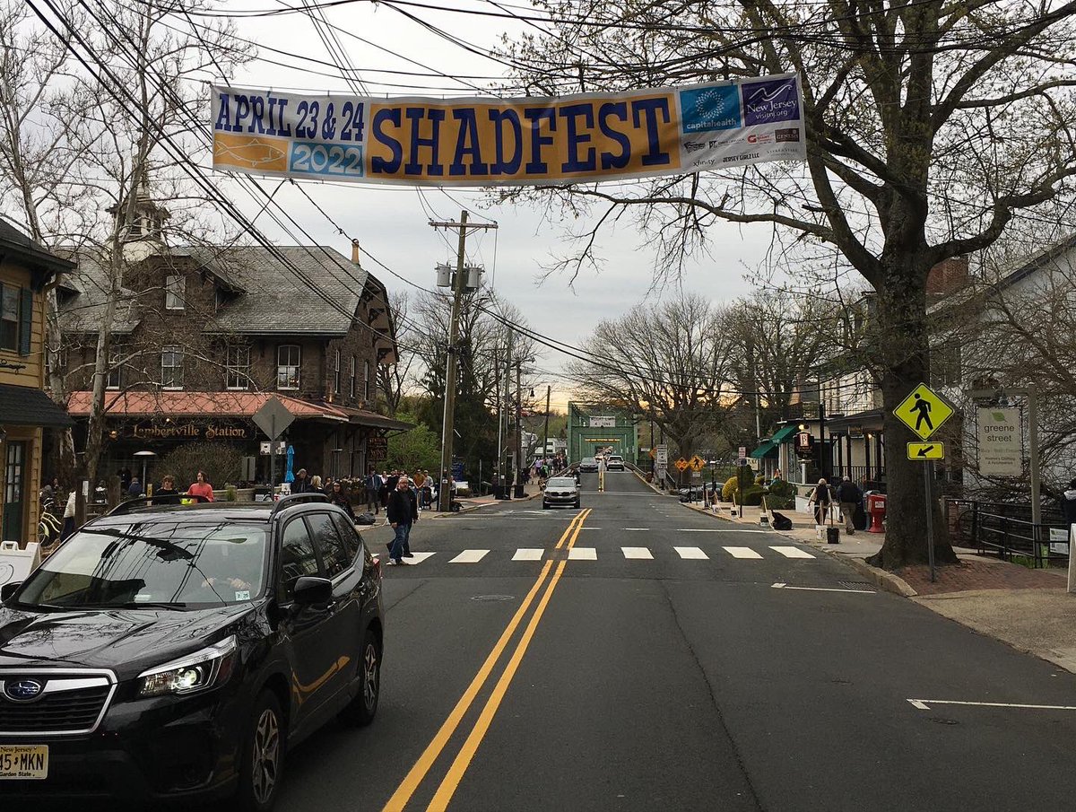 ScottCAvery's tweet photo. Humongous #booksale π followed by #shadfest π madness #lambertvillenj @DRTLocal @GetOutsideNJ https://t.co/4hDR9SUoUc