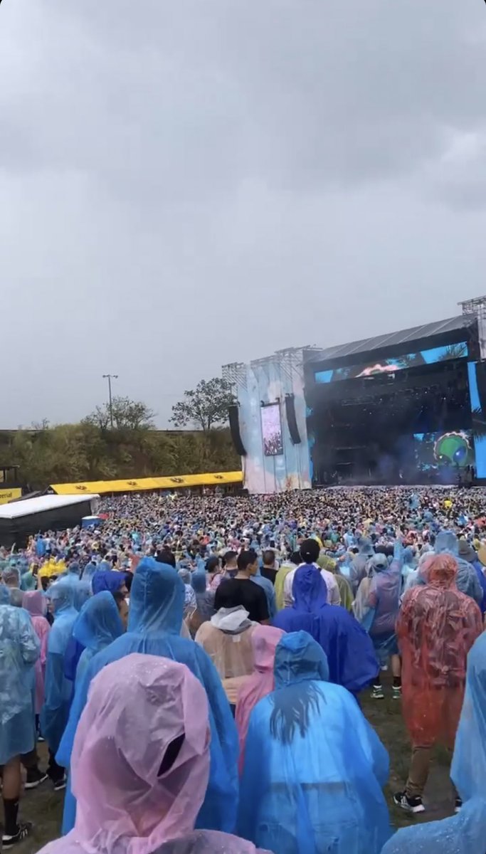 Yo ya estaba en depresión porque no estoy en el país y quería ir a Picnic hasta que vi esto en mis story’s jajaja 
Se imaginan pagar 90 rojos y que llueva así todo el evento me muero