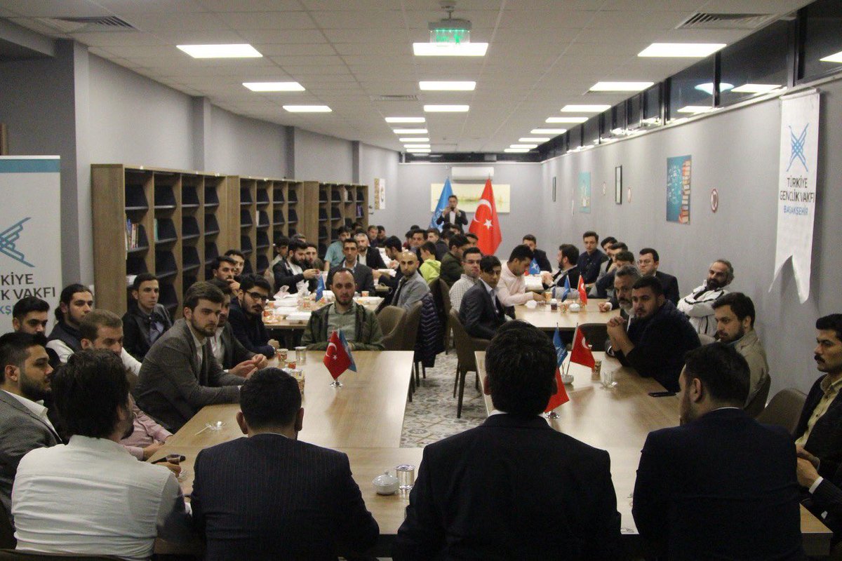 Bu gece sahur vaktinin bereketini <a href="/eminogluenes/">Dr. Enes Eminoğlu</a> ve <a href="/snlnemrullah/">Dr. Emrullah Şanlan</a> başkanlarımızın katılımıyla 3. Bölge ilçe yönetimlerimizde bulunan kardeşlerimizle beraber yaşadık 🤗

Başakşehir İlçe Temsilcisi kardeşim <a href="/BariscanKISACIK/">Barış KISACIK</a> ve yönetimine misafirperverlikleri için teşekkür ederim:)