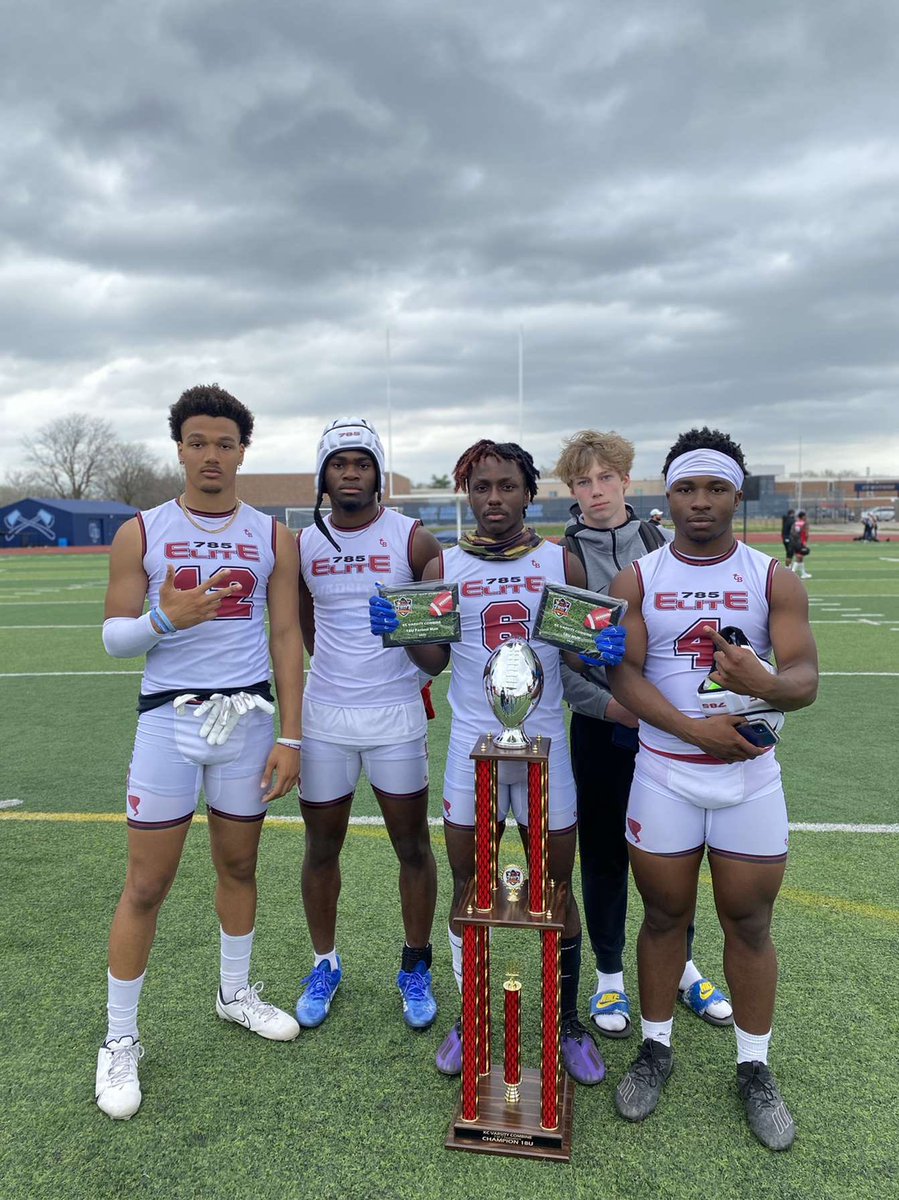 TbirdReed's tweet photo. W weekend came out and did what we had to do and left with hardware 💍
Highlights coming soon 👀
Thank You @Varsitycombine1 for putting this on
#ChampionshipSaturday #NonCommitted #KansasKids https://t.co/7vVrxvNThG