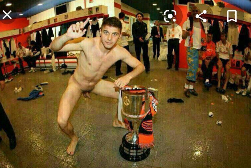 Doctor_Futbol's tweet photo. Ojalá se haga la misma foto, 17 años después. Sería el colofón a su carrera. https://t.co/ZAozuUQHzC