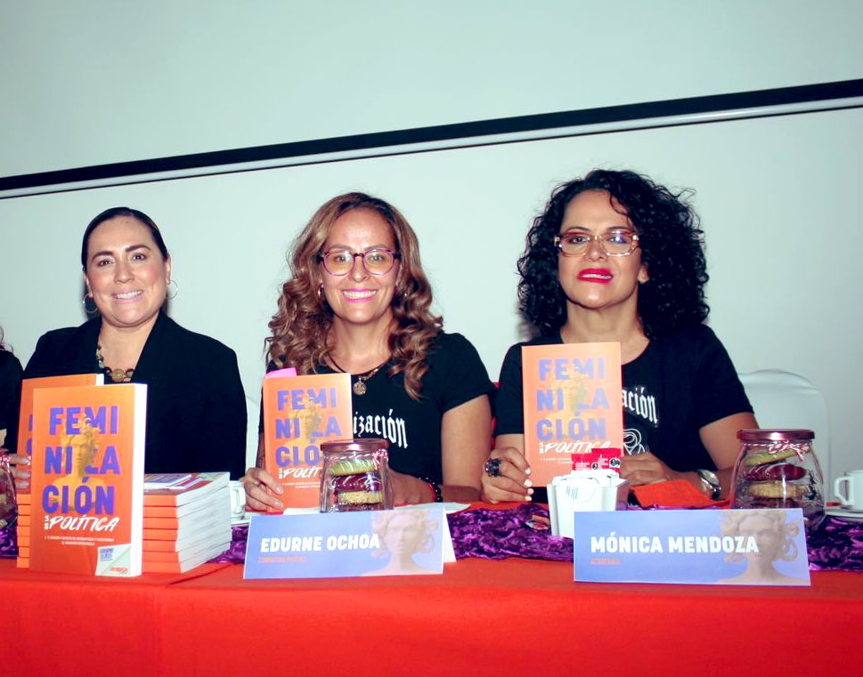 edurneochoa's tweet photo. En el #DiaDelLibro arrancamos el trabajo político de este libro vivo. #FeminizacionDeLaPolitica el cual traerá lineamientos, leyes, reformas y acciones a favor de los DDHH de las mujeres.
En #Puebla me verán más y exigiendo cambios sustantivos. #ComPol #EllasAlPoder https://t.co/JEonfJpemt