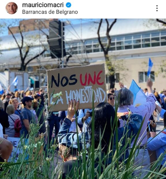 ElCara333_'s tweet photo. @mauriciomacri La ciudadanía se manifestó en las calles y apoyo al campo . El poder es nuestro como nos enseñaste , somos distintos , fuimos unidos por la cultura del trabajo y en defensa de la democracia . El q no entendió el mensaje no merece estar mejor . Volve Macri 💔
      @mauriciomacri https://t.co/vxfU6IYfoQ