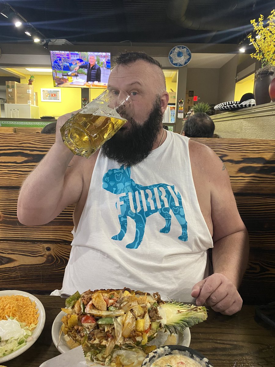 scottking0326's tweet photo. Happy #sidebeardsaturday! This #bearded #bear 🐻 is enjoying this 🌞 day with @SFortuneH.
After working on the storage unit we had to grab some #lunch and a #beer 🍺.
#bearbie #beardedbear #beardeddaddy #beardedguy #BearsFurryBody #bearsoftwitter #beefy #beefybear #scruffy https://t.co/Vd8O6HfgcZ