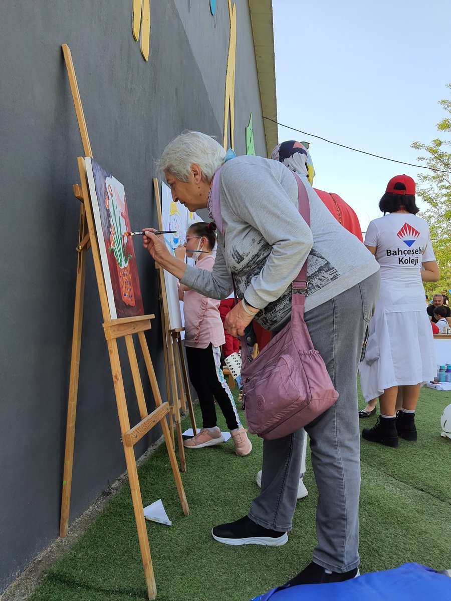 Şenliğimizde
Uçurma, robotik, el becerileri,deney,resim, yüz boyama, robotik arölyeleri alanlarında çocuklar eğlenceli vakit geçirdiler <a href="/bahcesehir_k12/">Bahçeşehir Koleji</a> <a href="/ErkenCocukluk/">Hale Güneş</a>