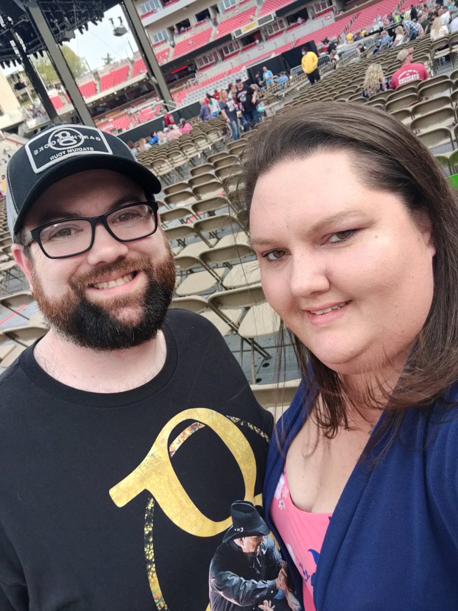 SimplyShannon86's tweet photo. #GarthinFayetteville @garthbrooks @mrBobbyBones @ProducerEddie can't wait!!!!! https://t.co/7gQU7kD1HV