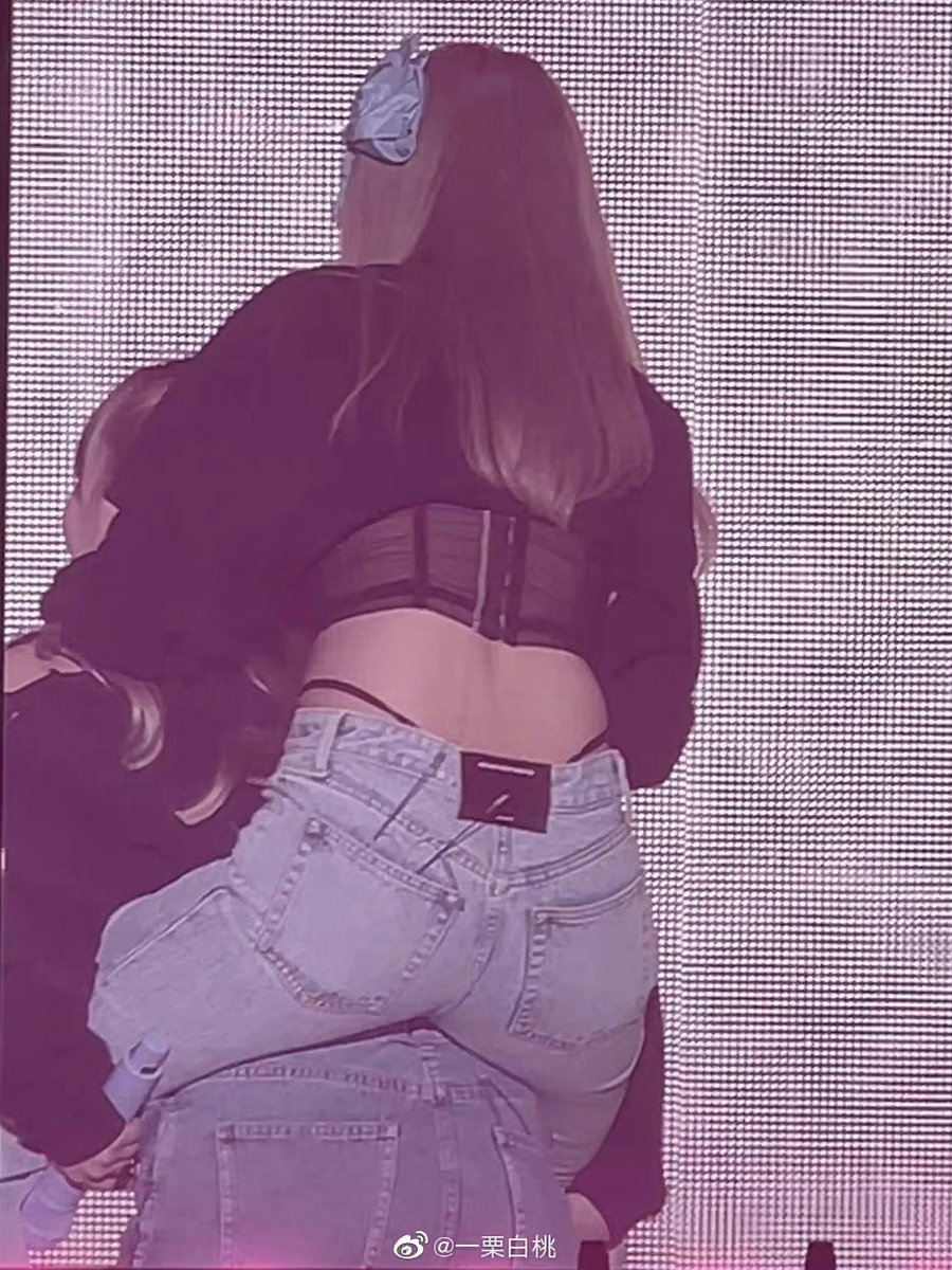 chaey9ungg's tweet photo. entonces no era una tanga sino un accesorio del jean?? y toda oncelandia pensando que medio japón le habia visto la tanga a nayeon jxksj https://t.co/l1RANnjDo3