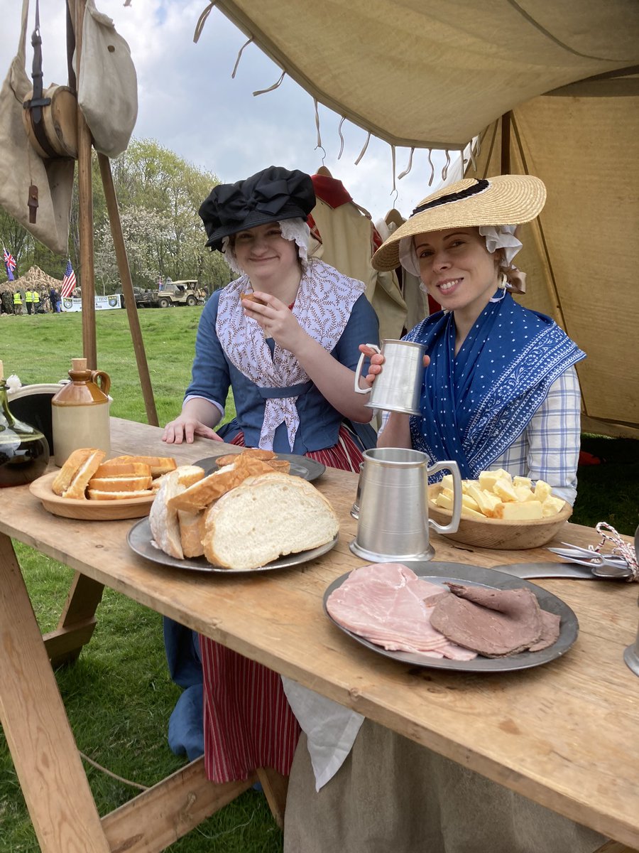 Lovely sunny 🌞 day for lunch at No Man’s Land, Rhyl with @marianne_dashwood @montmartreparapluie #redcoats #campflowers #ladies #hatfashion #lunch #buffetspreadawesome #18thcentury #cheeselover #americanwarofindependence #awi #revwar #sunnyday #reenactment #events