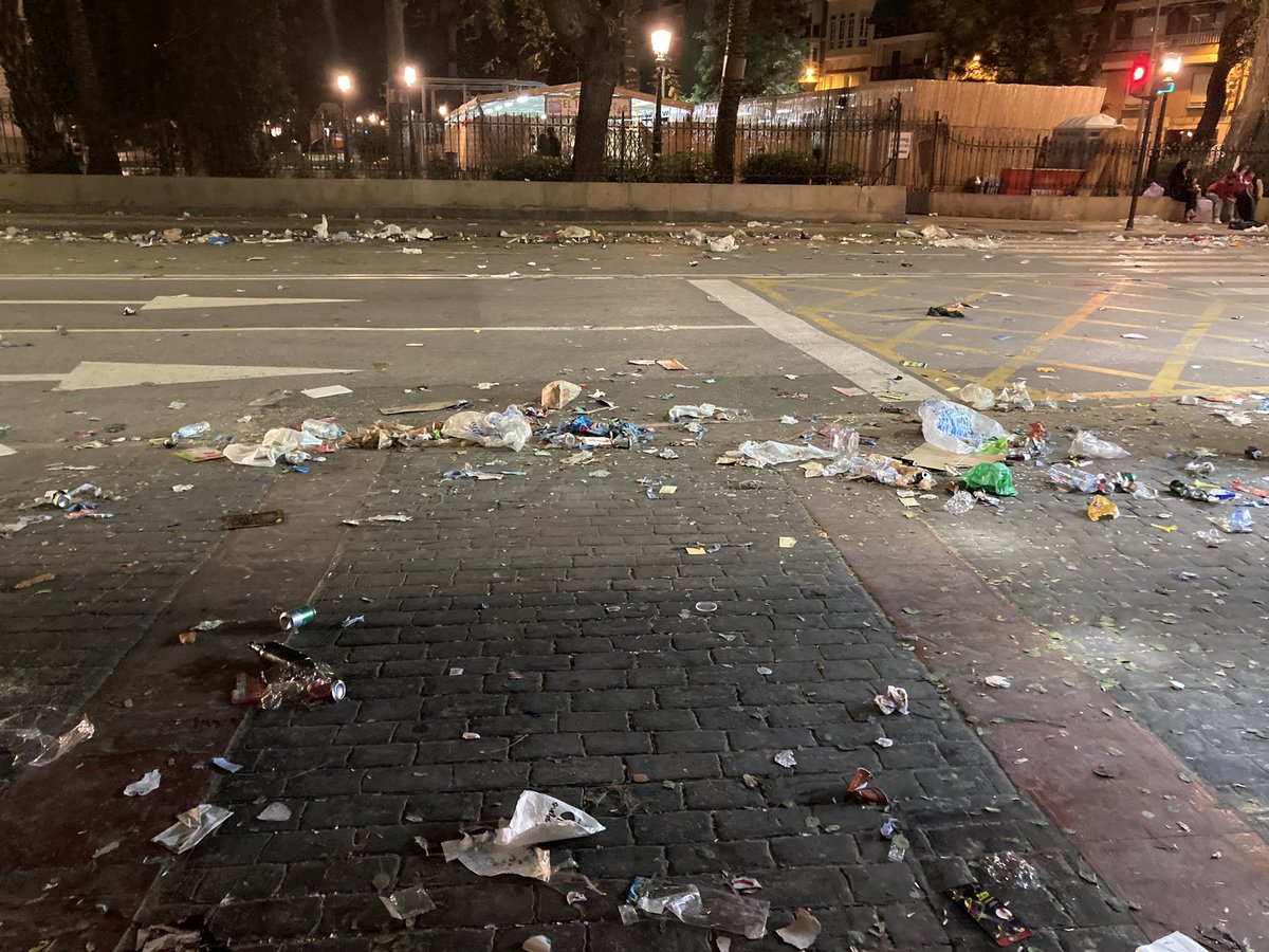 RebecaPerezR's tweet image. Murcianos es una vergüenza que dejéis la ciudad así #EntierroDeLaSardina