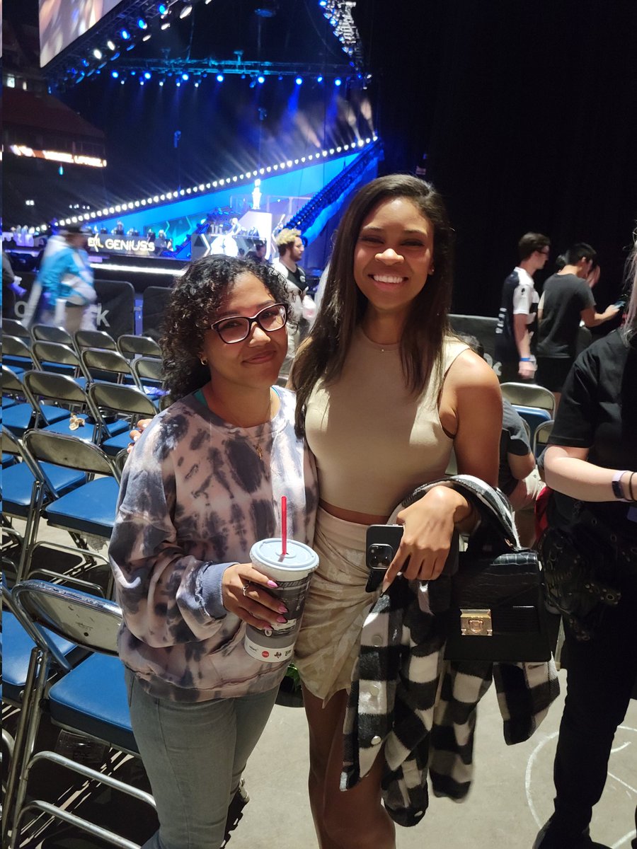 ElloEbby's tweet photo. @macaiyla @MrsChimChimLOL  thank you so much for taking pics with me! Great to meet you and enjoy the LCS finals in Houston #LCS https://t.co/qnWIl7OTS9