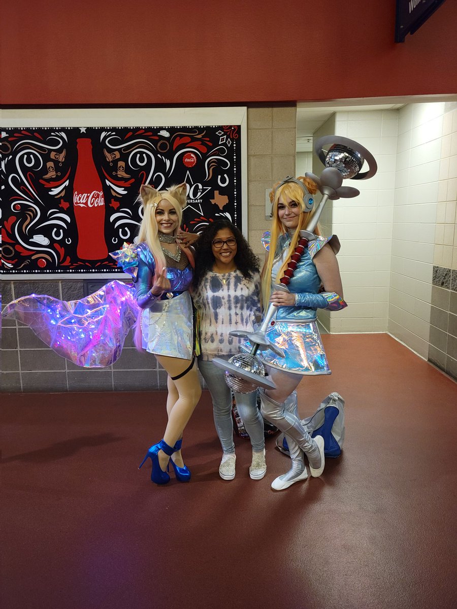ElloEbby's tweet photo. @macaiyla @MrsChimChimLOL  thank you so much for taking pics with me! Great to meet you and enjoy the LCS finals in Houston #LCS https://t.co/qnWIl7OTS9