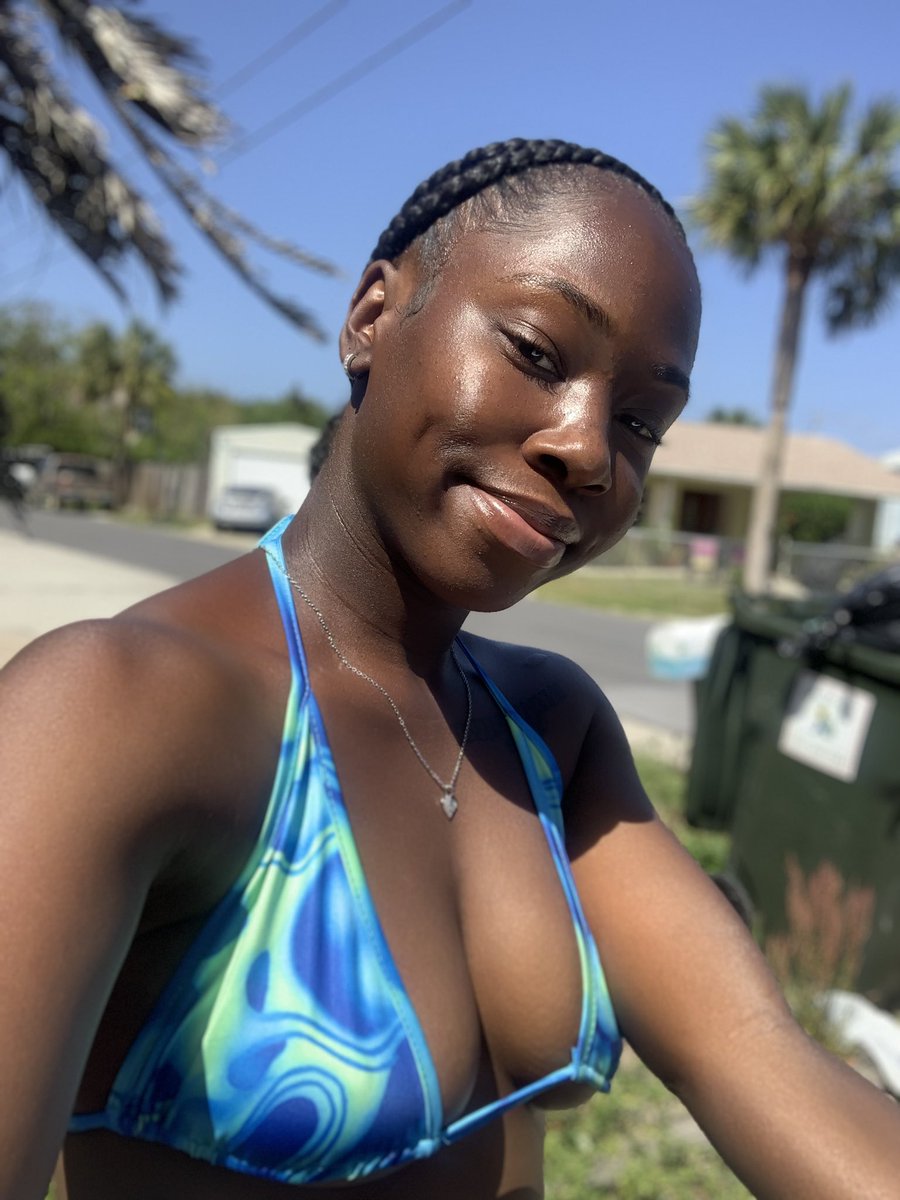 Jarria10's tweet photo. Pretty Girl, Dark Skin 🌴 @ad0t__  on the set #Slimcity 💙 https://t.co/TFyDirARPj