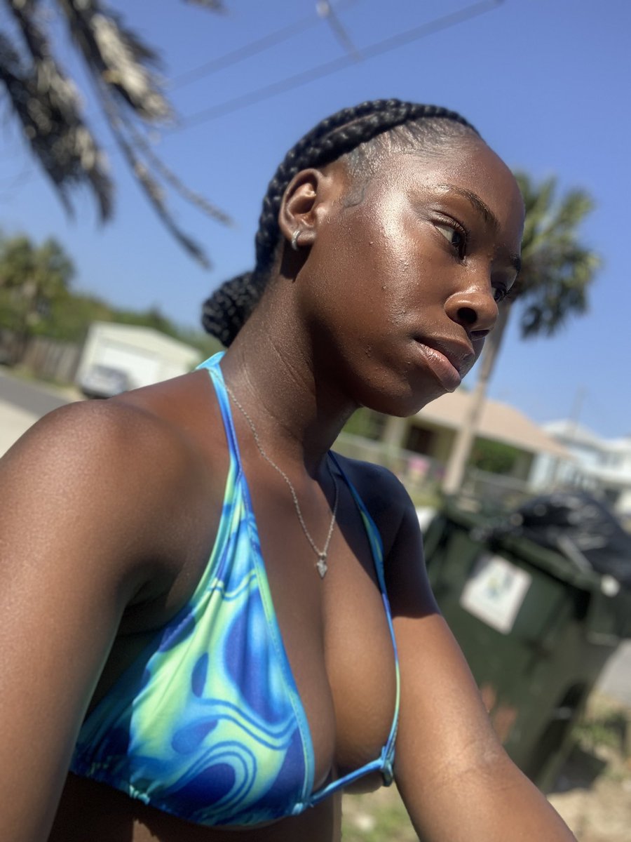Jarria10's tweet photo. Pretty Girl, Dark Skin 🌴 @ad0t__  on the set #Slimcity 💙 https://t.co/TFyDirARPj