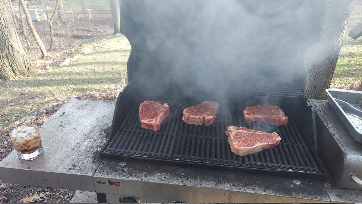 tsphil's tweet photo. Drinks and #steaks on this gorgeous day! https://t.co/WhNznZBMQz